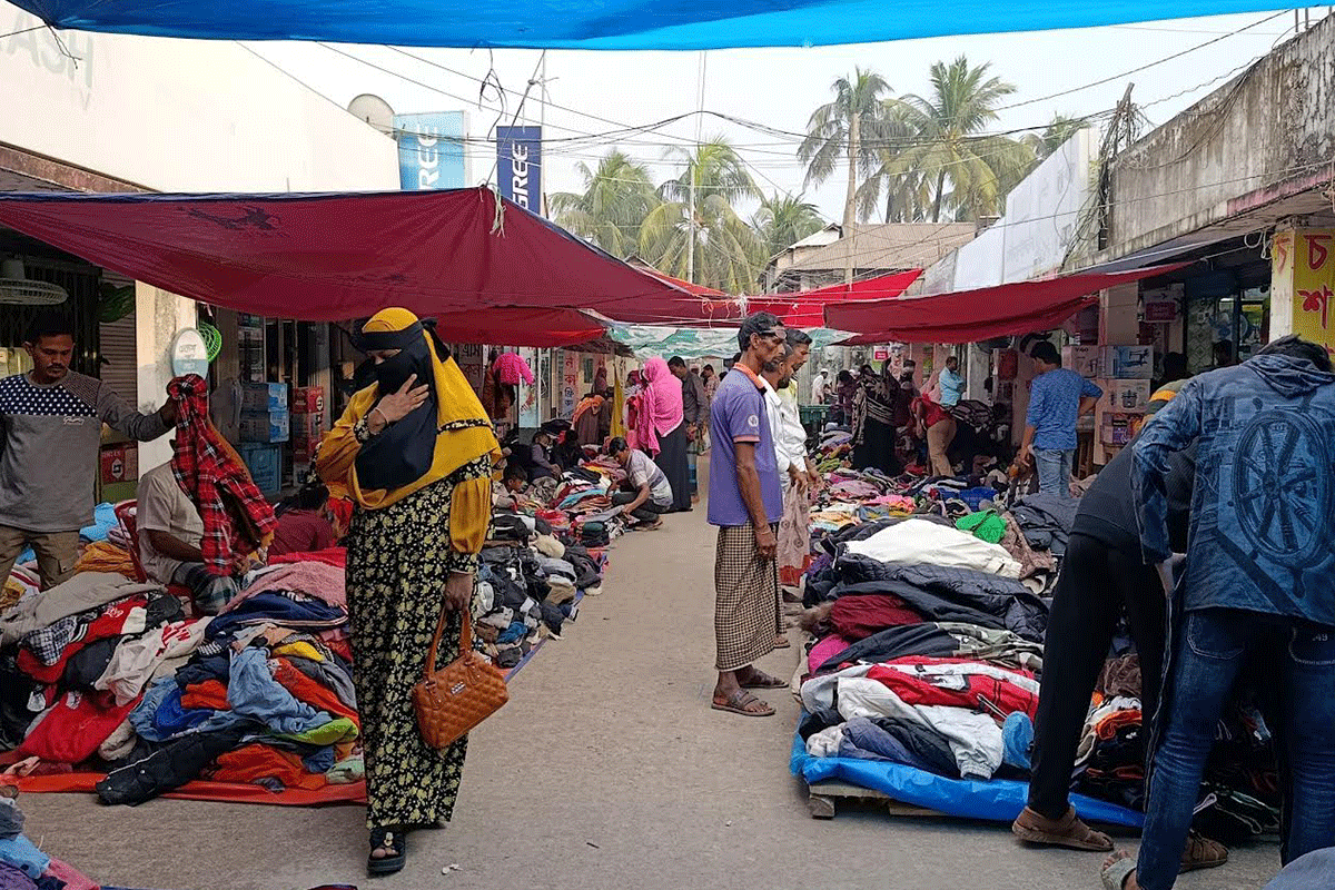 কলাপাড়ায় জমজমাট ‘গরিবের শীতের মার্কেট’