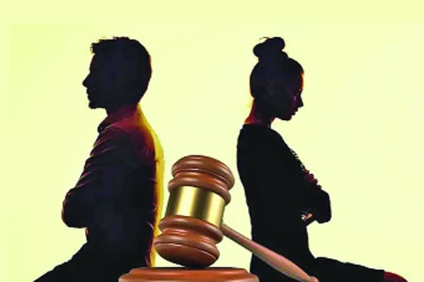 মহামারির মতো ভাঙছে সংসার