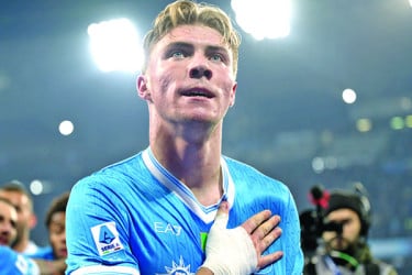 জুভেন্টাসকে হারিয়ে শীর্ষে নেপোলি