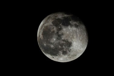 চাঁদের ধূলিকণাকে শক্তিতে রূপান্তর করবে নতুন এআই যন্ত্র