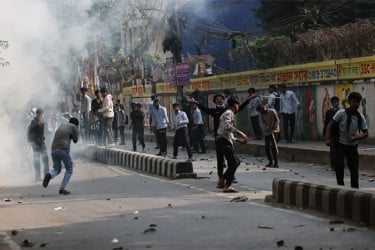 ঢাকা কলেজ ও আইডিয়ালের শিক্ষার্থীদের সংঘর্ষ