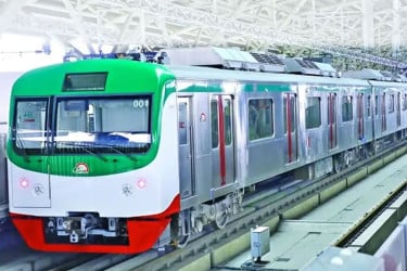 চাকরি বিধিমালা প্রণয়নের দাবিতে মেট্রোরেল কর্মচারীদের অবস্থান কর্মসূচি