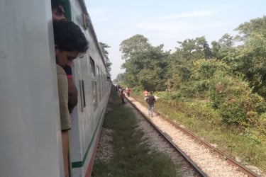 চট্টলা এক্সপ্রেসের ইঞ্জিন বিকল, যাত্রায় বিলম্ব ২ ঘণ্টা