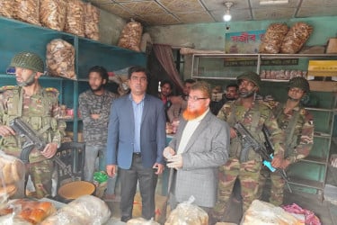 চাঁদপুরে মেয়াদোত্তীর্ণ খাদ্যদ্রব্য-ওষুধ বিক্রির দায়ে লাখ টাকা জরিমানা