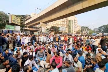 আইজিপিকে অপসারণের দাবিতে শাহবাগ অবরোধ