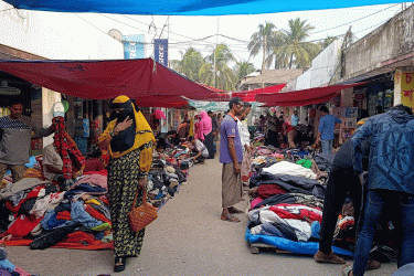 কলাপাড়ায় জমজমাট ‘গরিবের শীতের মার্কেট’