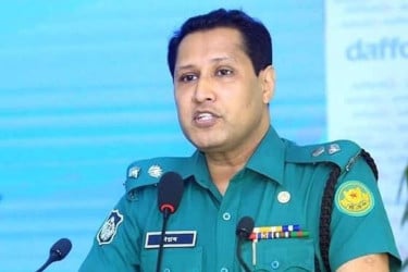 সাবেক যুগ্ম-কমিশনার বিপ্লব কুমারসহ ৪ জনের দেশত্যাগে নিষেধাজ্ঞা