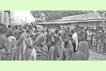 কারখানা বন্ধ, প্রতিবাদে বিক্ষোভ শ্রমিকদের