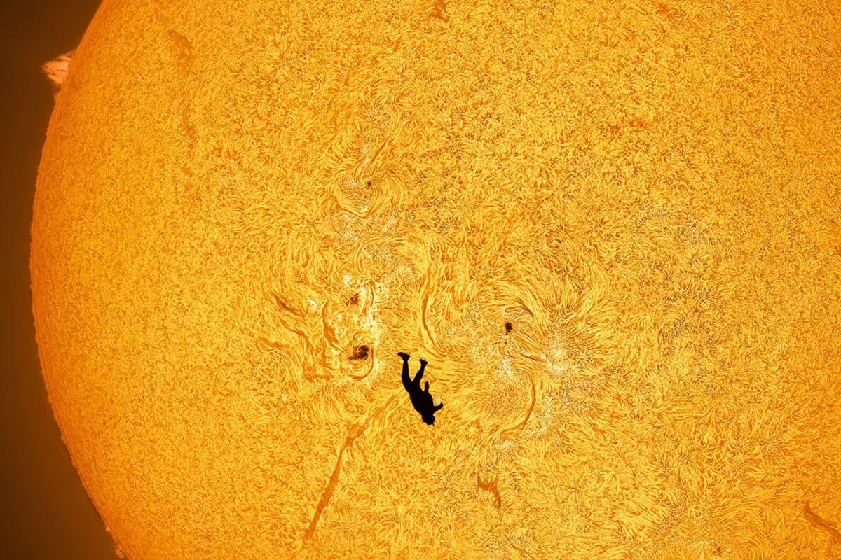 সূর্যের সামনে স্কাইডাইভারের দৃশ্য ধারণ করলেন এক ফটোগ্রাফার