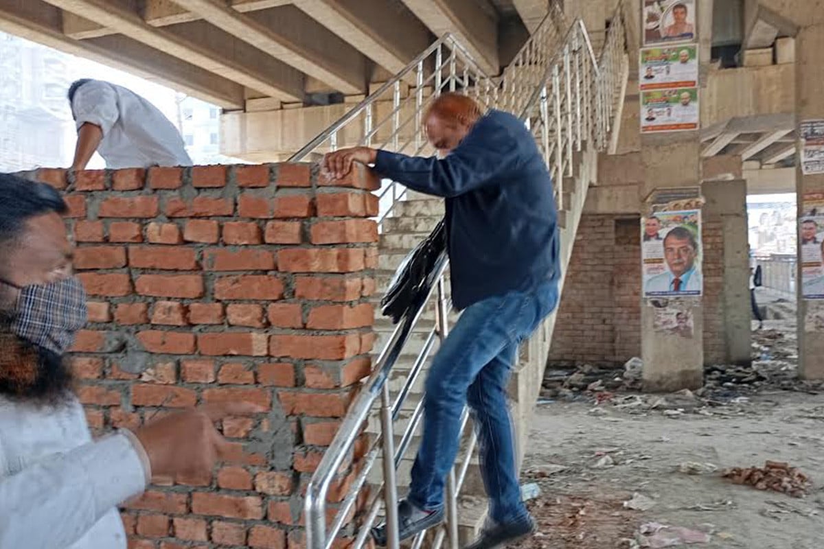 ছিনতাই রোধে যাত্রীদের চলাচলের পথে ইটের দেয়াল