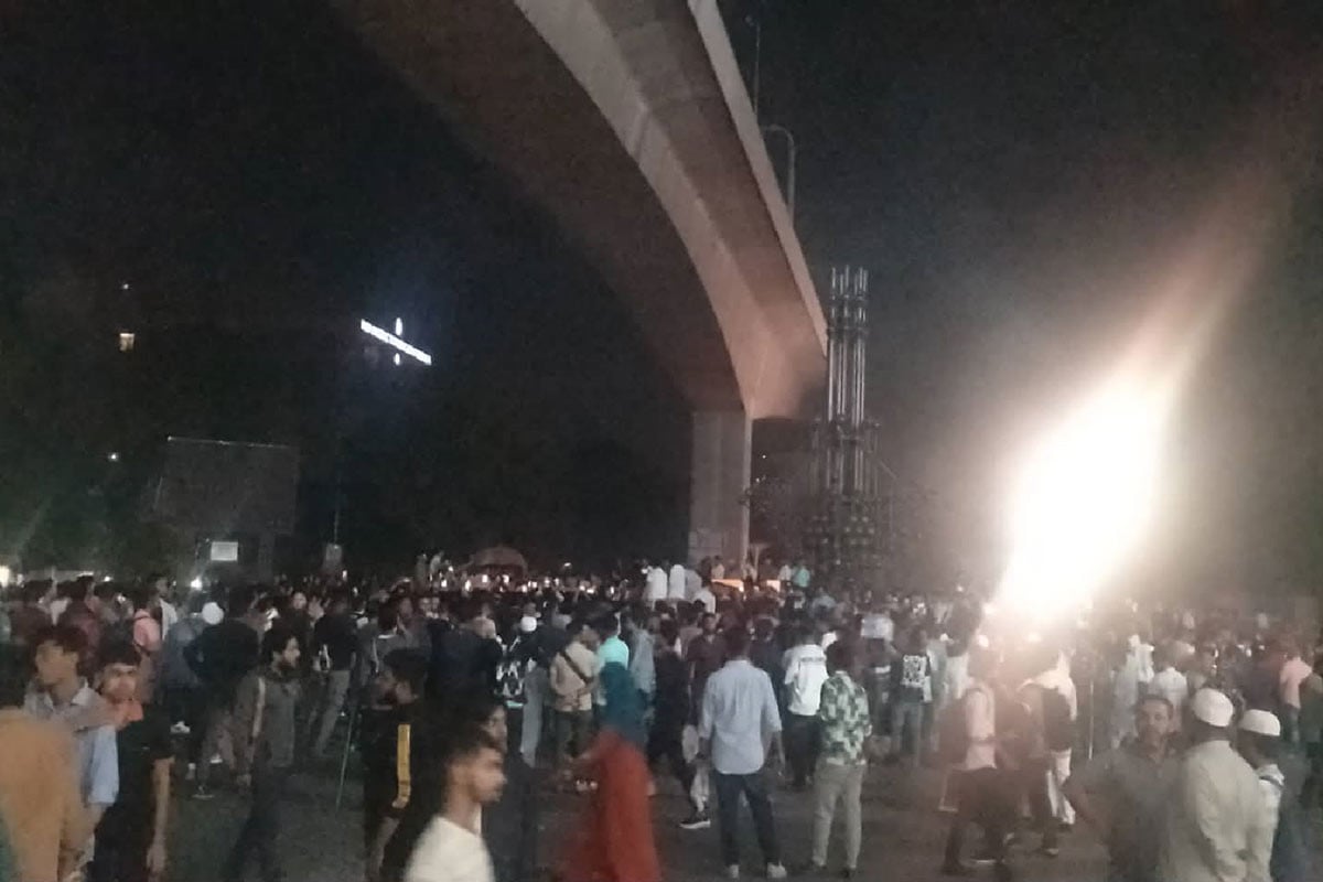 এনইআইআর সংস্কারের দাবিতে কারওয়ান বাজারে সড়ক অবরোধ