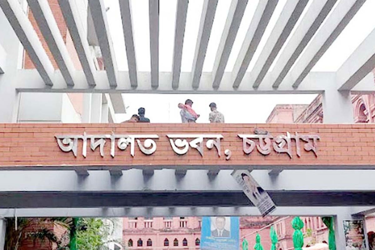 চট্টগ্রামে গাড়িচাপায় অন্তঃসত্ত্বা কুকুরের মৃত্যু, দুইজনের বিরুদ্ধে মামলা