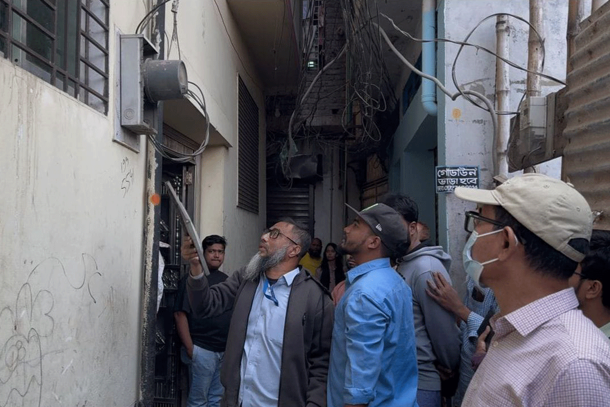 কেরানীগঞ্জে হেলে পড়া ভবনের গ্যাস সংযোগ বিচ্ছিন্ন