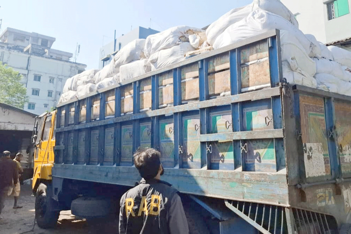 বগুড়ায় অভিযানে পলিথিন জব্দ, তিনজনের কারাদণ্ড