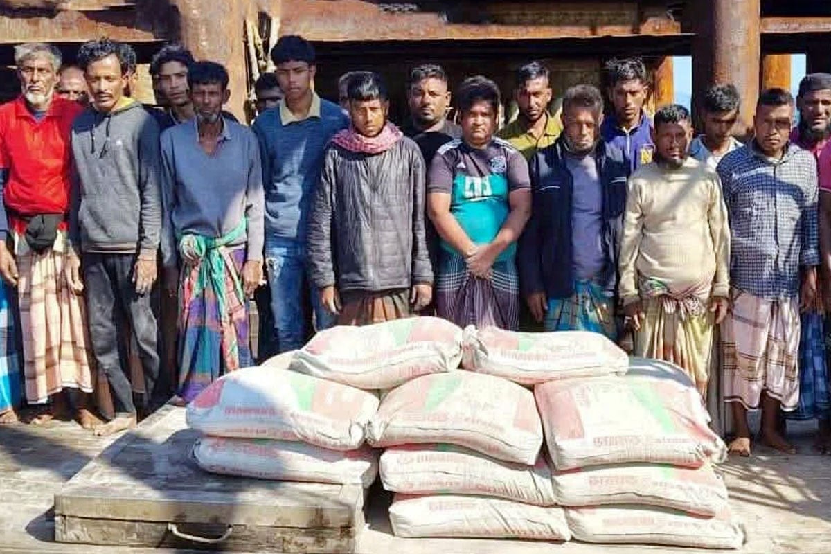 গভীর সমুদ্রে নৌবাহিনীর অভিযানে ১৫০০ বস্তা সিমেন্ট জব্দ, আটক ২২