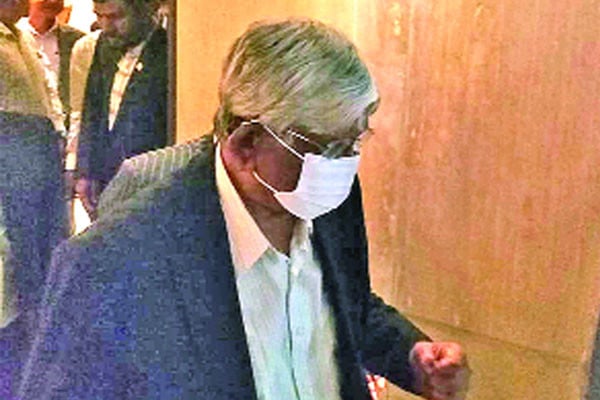 পুলিশি পাহারায় সচিবালয় ছাড়েন অর্থ উপদেষ্টা