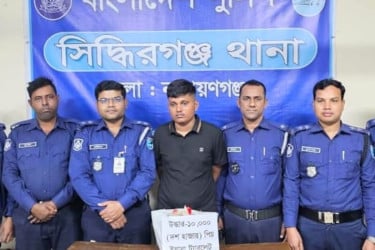 পথচারীর সাথে ধাক্কা খাওয়ার পর ধরা পড়ল ১০ হাজার ইয়াবা