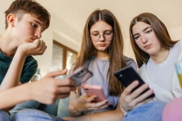 অস্ট্রেলিয়ায় কিশোরদের সোশ্যাল মিডিয়া ব্যবহারে নিষেধাজ্ঞা কার্যকর