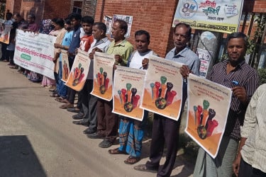 নোয়াখালীতে দলিত জনগোষ্ঠীর ৮ দফা দাবিতে মানববন্ধন