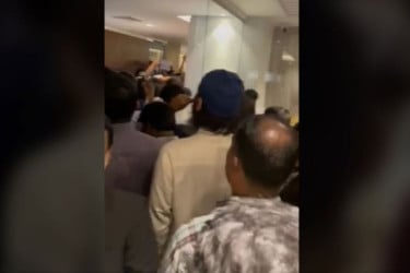 সচিবালয়ে অবরুদ্ধ অর্থ উপদেষ্টা