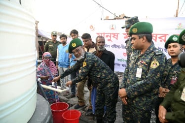 কড়াইলে অগ্নিদুর্গতদের জন্য নিরাপদ পানির ব্যবস্থা করল আনসার-ভিডিপি