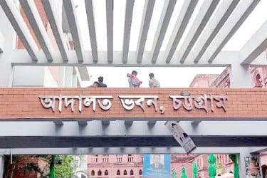 চট্টগ্রামে গাড়িচাপায় অন্তঃসত্ত্বা কুকুরের মৃত্যু, দুইজনের বিরুদ্ধে মামলা