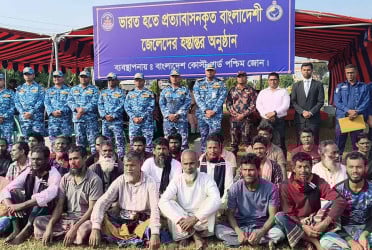 ভারতে আটক ৩২ জেলেকে পরিবারের কাছে হস্তান্তর