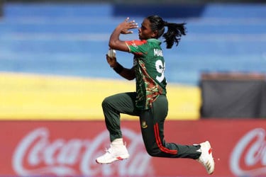 ‘লিজেন্ডারি খেলোয়াড়’ সম্মাননা পেলেন পেসার মারুফা