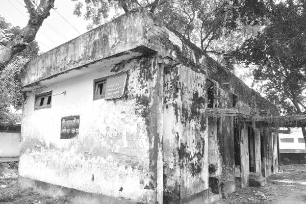 স্বাস্থ্য কেন্দ্রের জরাজীর্ণ ভবন মাদকসেবীদের আড্ডাখানা
