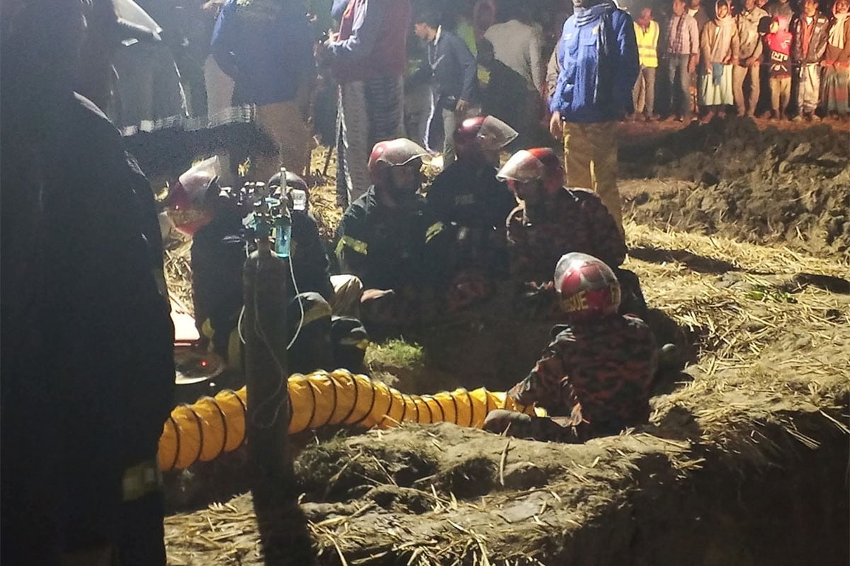 ৩০ ফুট গভীরে ক্যামেরা পাঠিয়েও শিশুটিকে দেখতে পায়নি ফায়ার সার্ভিস