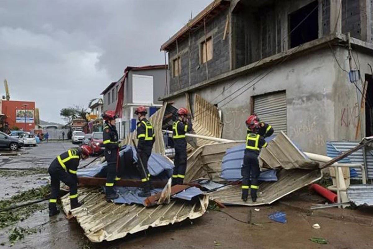 চিডোর ক্ষত না শুকাতেই বর্ষা শুরু হওয়ায় বিপাকে মায়োত বাসিন্দারা
