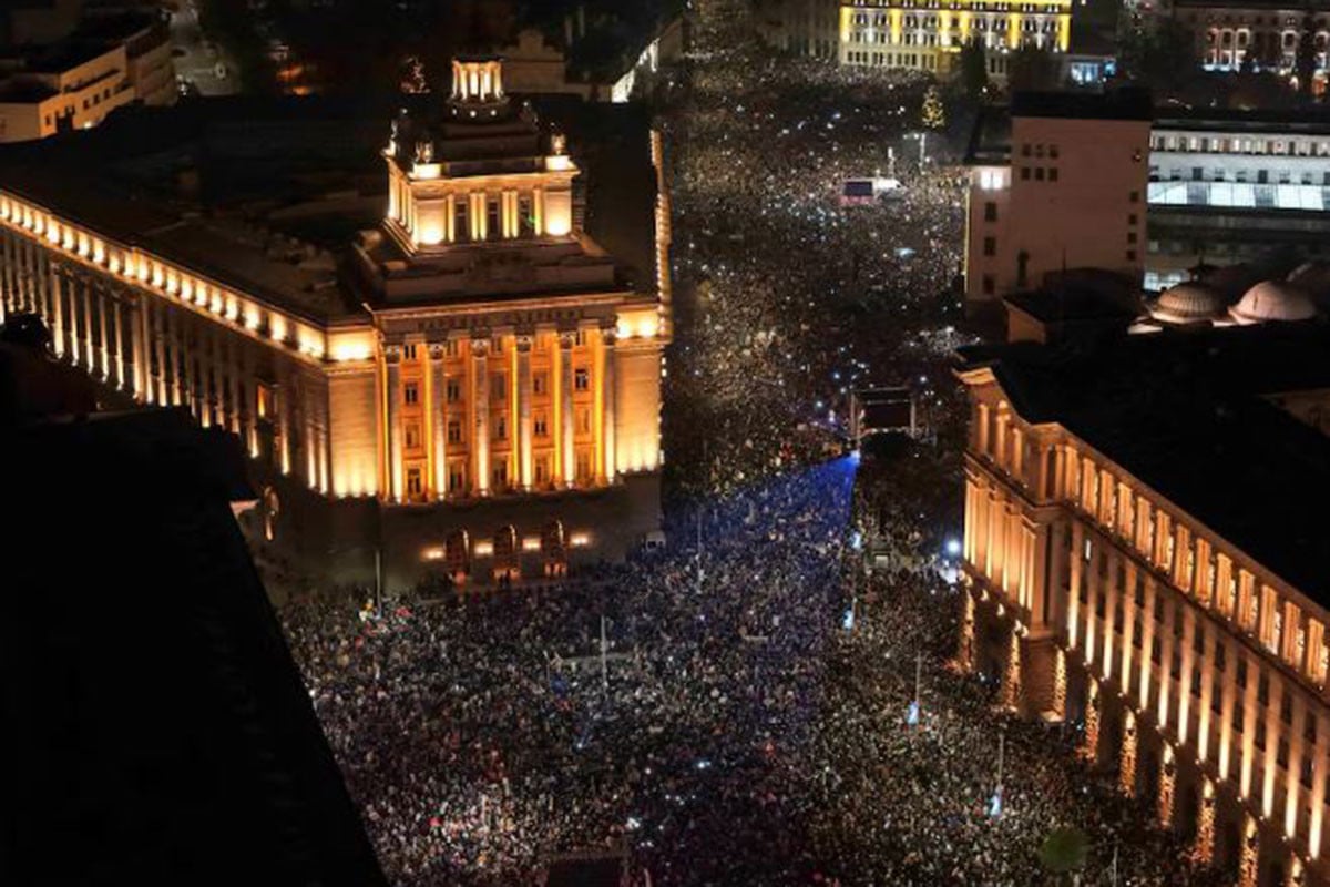 সরকারবিরোধী বিক্ষোভে উত্তাল বুলগেরিয়া