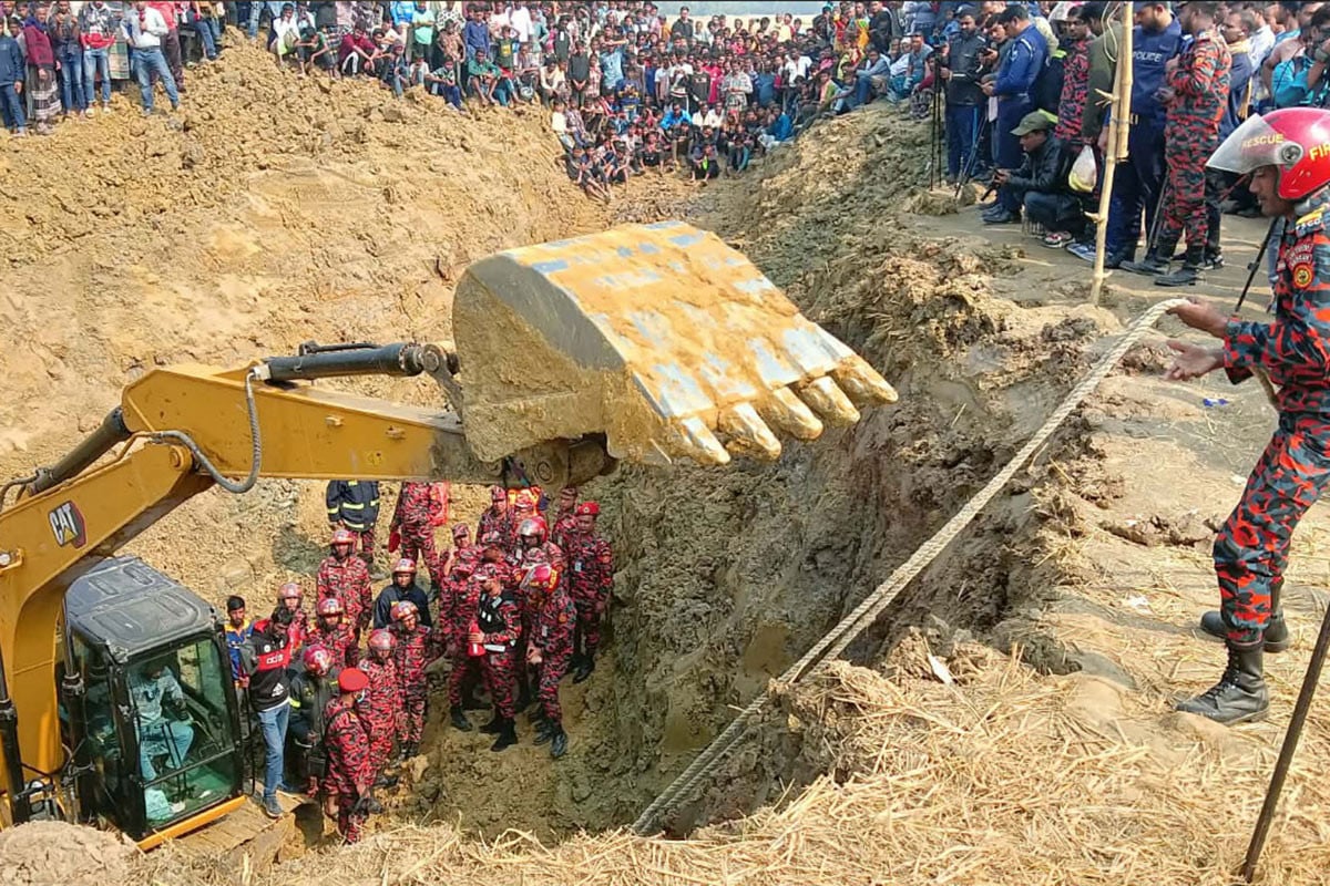 ২৭ ঘণ্টা ধরে উদ্ধারের চেষ্টা, ৪২ ফুট খুঁড়েও সন্ধান মেলেনি শিশুটির