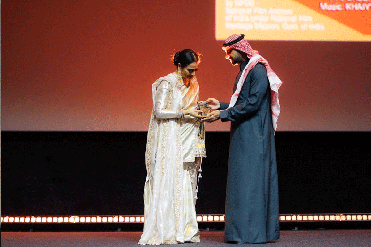 আজীবন সম্মাননায় ভূষিত রেখা