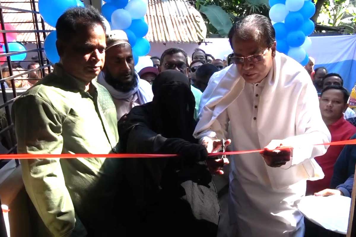 লালমনিরহাটে জন্মান্ধ হাফেজার পাশে বিএনপি নেতা দুলু