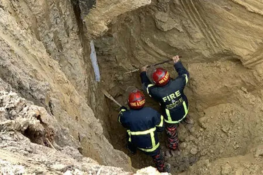 গভীর নলকূপের পাইপে পড়ে যাওয়া শিশু সাজিদকে উদ্ধার