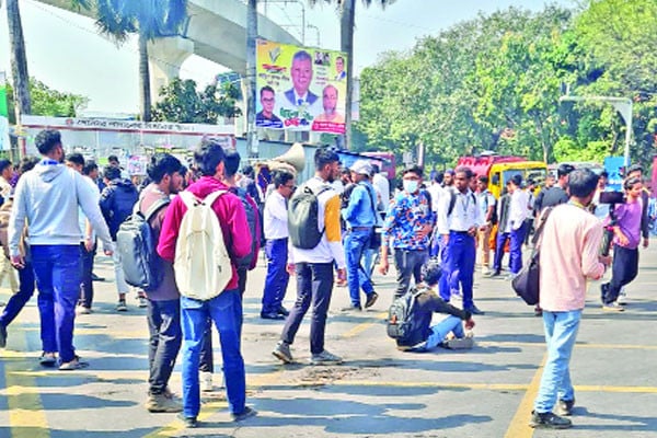ফার্মগেট সড়ক অবরোধ করে বিক্ষোভ