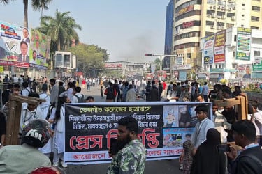 শিক্ষার্থীর মৃত্যুকে কেন্দ্র করে ফার্মগেটে বিক্ষোভ ও সড়ক অবরোধ