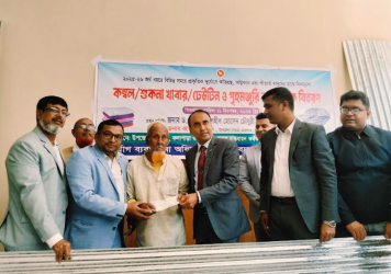 কলাপাড়ায় ক্ষতিগ্রস্তদের মাঝে ত্রাণ বিতরণ