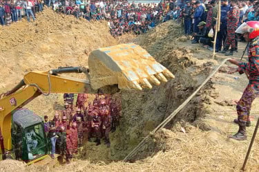 ২৭ ঘণ্টা ধরে উদ্ধারের চেষ্টা, ৪২ ফুট খুঁড়েও সন্ধান মেলেনি শিশুটির