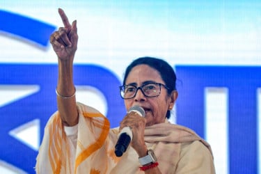 হাতা-খুন্তি নিয়ে তৈরি থাকুন, বিএসএফ পোস্টের কাছে যাবেন না; মমতার ভাষণ ঘিরে চাঞ্চল্য