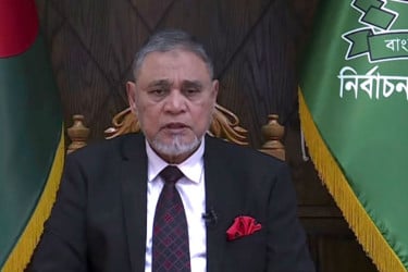 ত্রয়োদশ সংসদ নির্বাচনের তফসিল ঘোষণা করছেন সিইসি