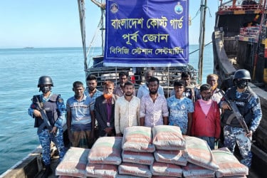 সেন্টমার্টিনে সিমেন্ট পাচারের সময় ১১ জন আটক