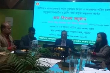 নাটোরে সড়ক দুর্ঘটনায় হতাহত ১৭ পরিবারকে ৮৩ লাখ টাকার চেক প্রদান