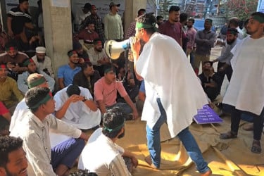 কাফনের কাপড় পরে চট্টগ্রাম ওয়াসার কর্মচারীদের বিক্ষোভ