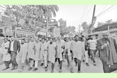 প্রার্থী পরিবর্তন দাবিতে কাফনের কাপড় পরে বিক্ষোভ
