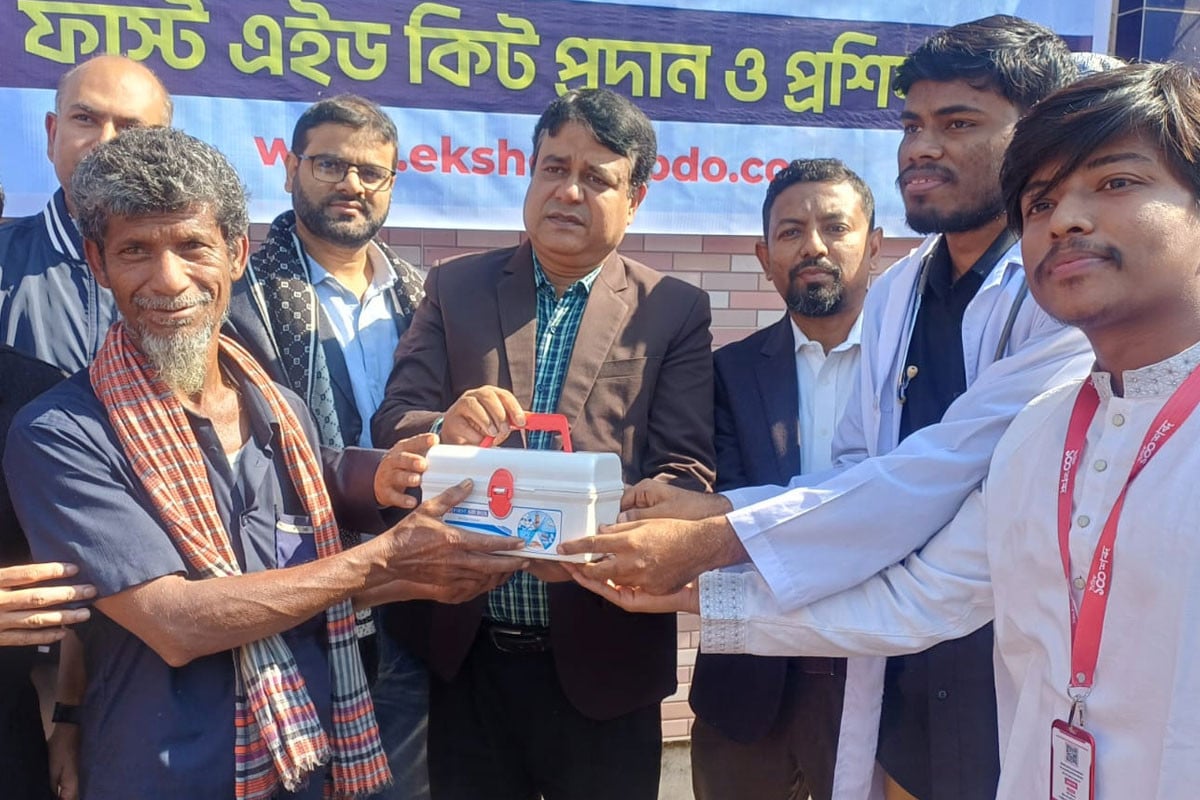 রাজধানীতে রিকশাচালকদের মাঝে ‘ফার্স্ট এইড’ কিট বিতরণ
