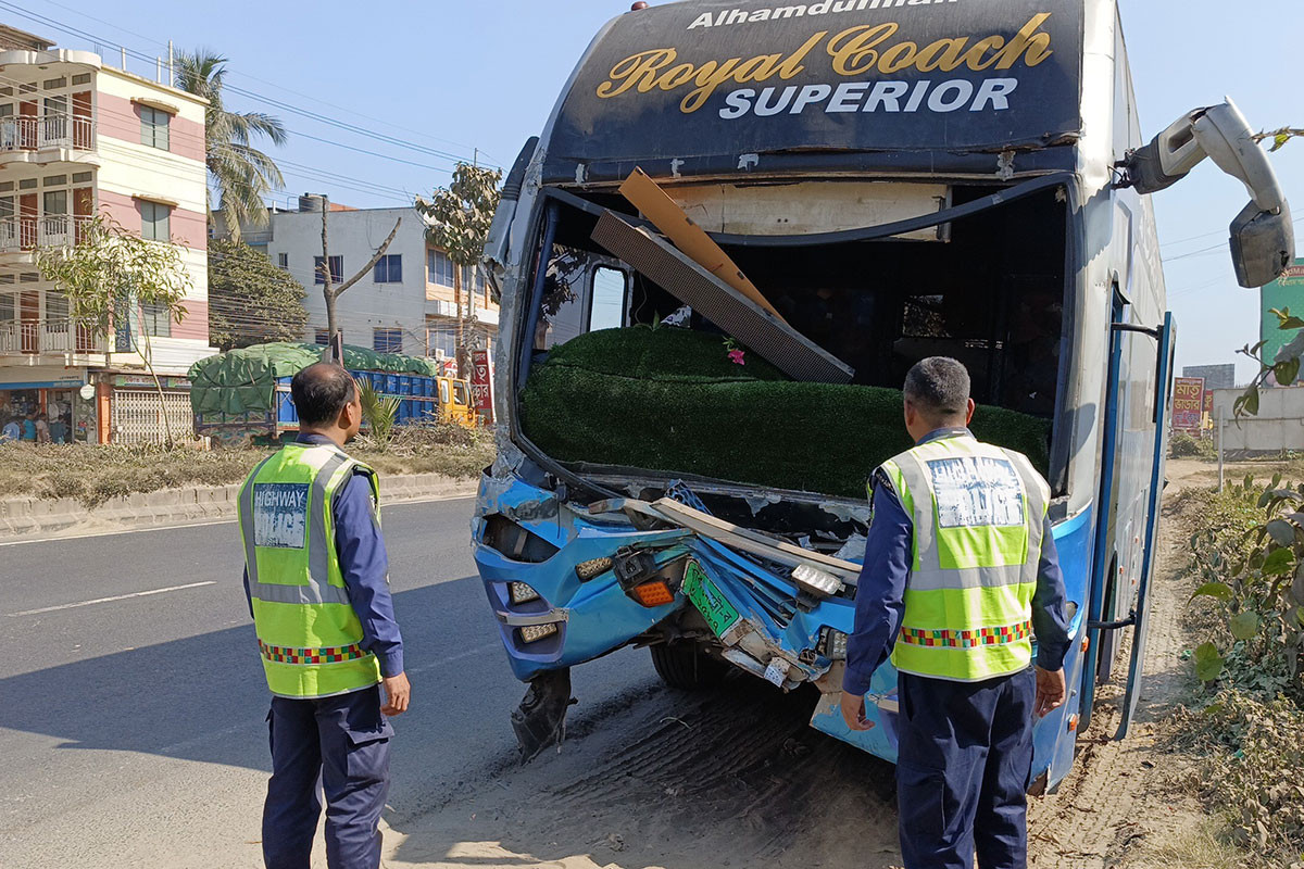 কুমিল্লায় দুর্ঘটনা কবলিত বাসে কাভার্ডভ্যানের ধাক্কা, নিহত ২