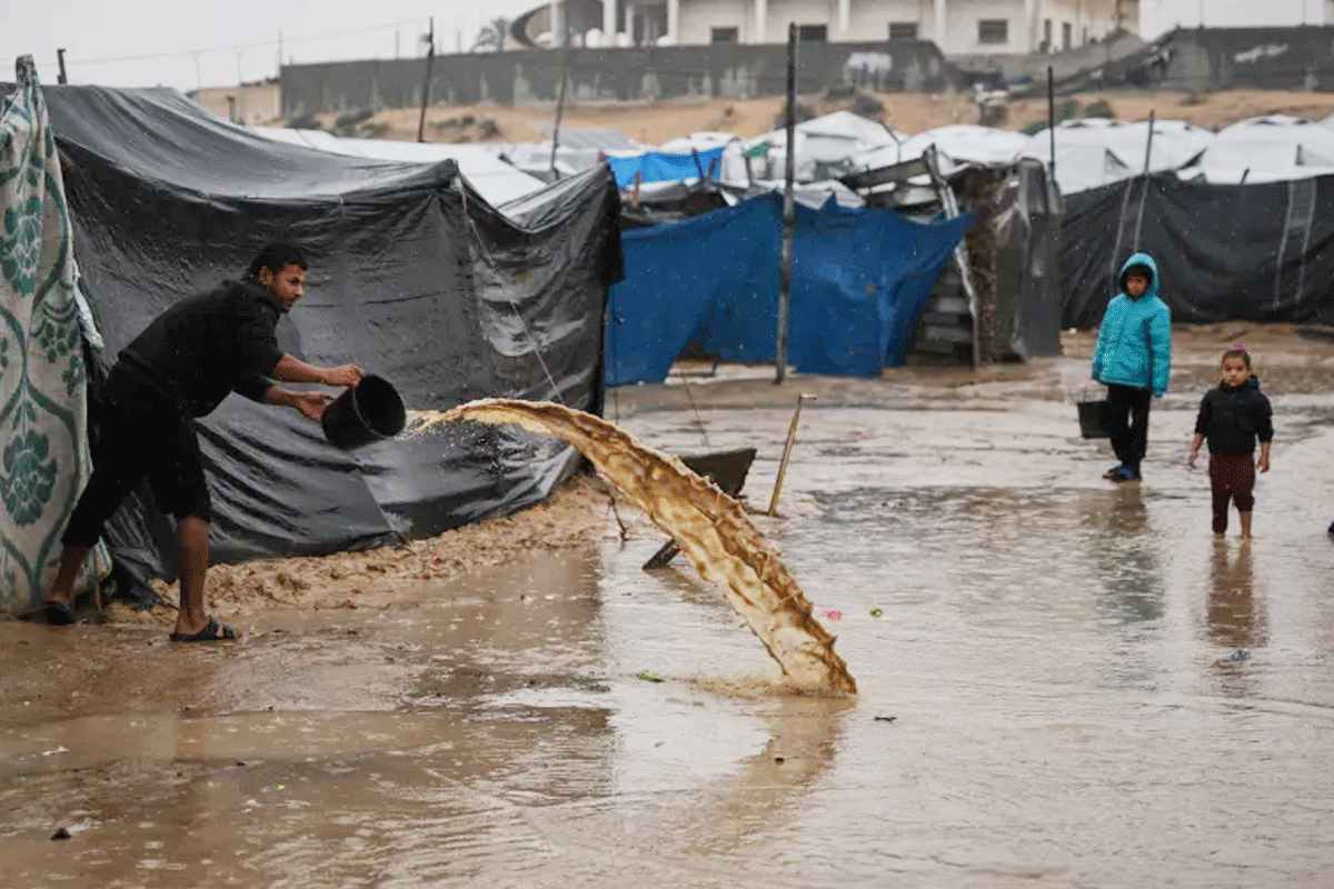গাজায় ঝড়ের কবলে ১২ মৃত্যু, থেমে নেই ইসরায়েলি হামলা