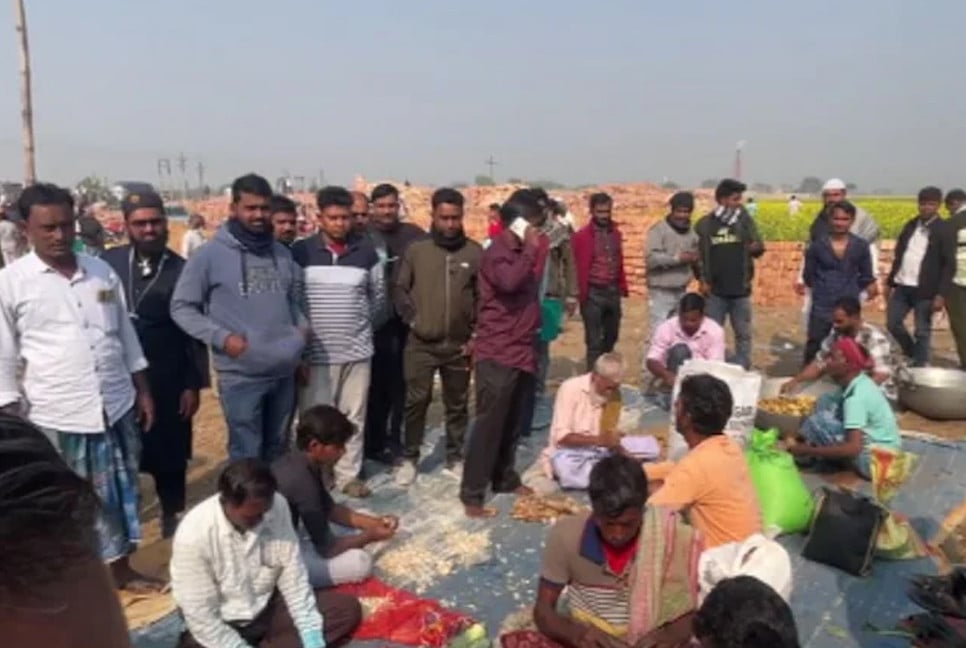 পশ্চিমবঙ্গের বাবরি মসজিদে জুমার নামাজে মানুষের ঢল